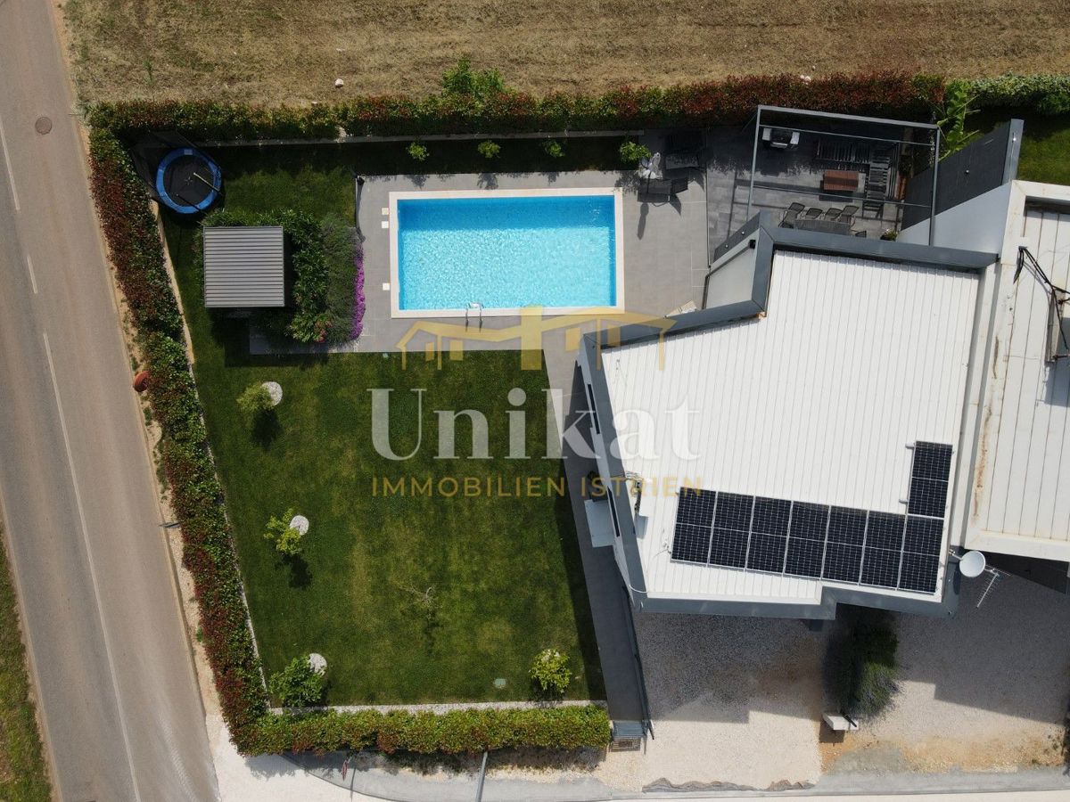 Moderna dvojna hiša s bazenom in pogledom na morje